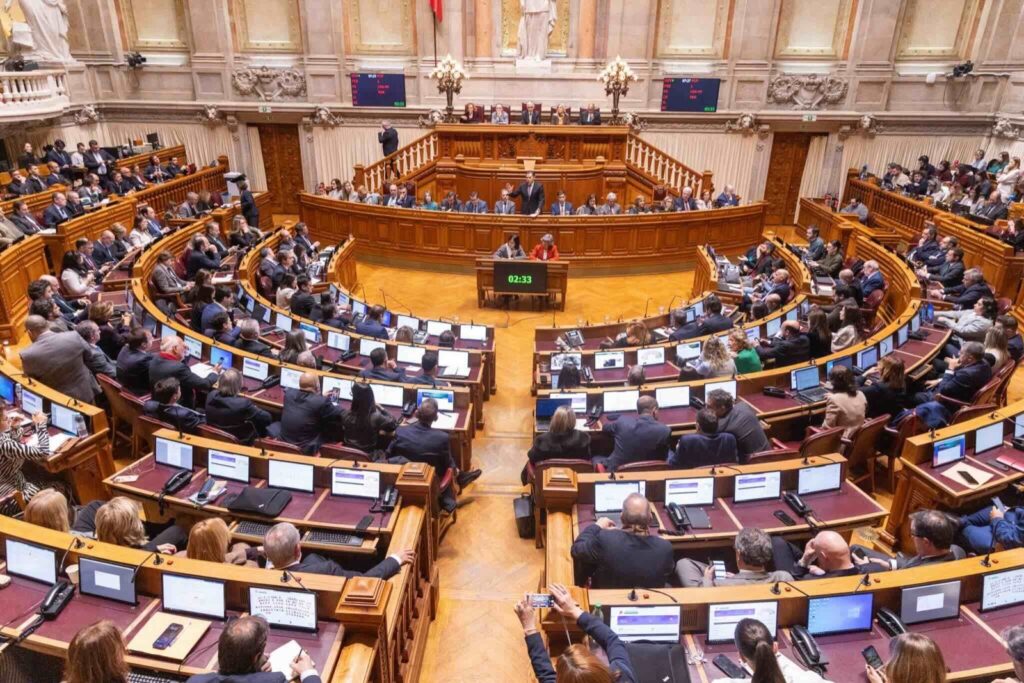 DinisdeDinis's tweet photo. 18 Ministros e 43 Secretários de estado
230 deputadds custam 150 mil milhões€ ano. Mas o corte é nos hospitais e  nas escolas https://t.co/Cdbg2GhQcP