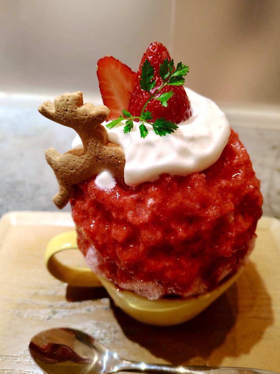 Yosiai_aoiNOUEN's tweet image. 奈良県にあるカフェかき氷店に初来店🤭
　
　『ほうせき箱』🍧

ビジュアルもおしゃれ✨ですが
　
　口に入れた瞬間に氷が溶けてなくなり
　
ここまで口あたりが良いかき氷🍧は

　今まで出会った事がありません🤭
#カフェ #デザート #スイーツ #日常垢