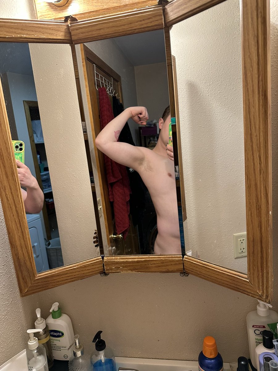 monsterking924's tweet photo. Been working out lately 💪 https://t.co/OWfUAbdDQs