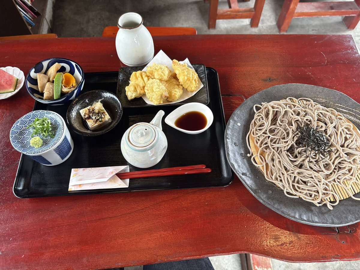 南関。
インター近くの、
蘖(ひこばえ) で。

 ランチをいただく。

ポン酢付いてたけど、
そばつゆの、とり天が素敵。。。