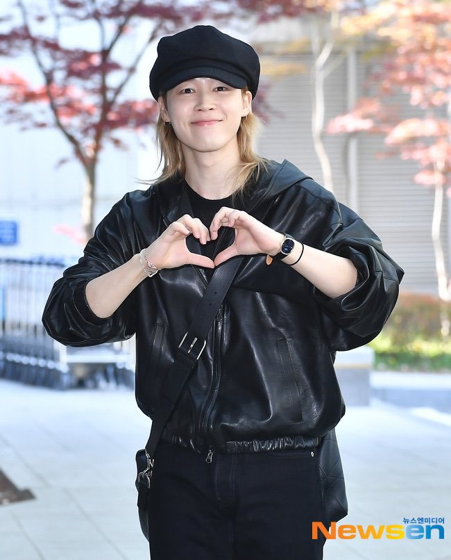 JIMIN PUT HIS EXTENSIONS ON FOR THE FLIGHT, HE’S COMMITTING TO LONG BLONDE HAIR