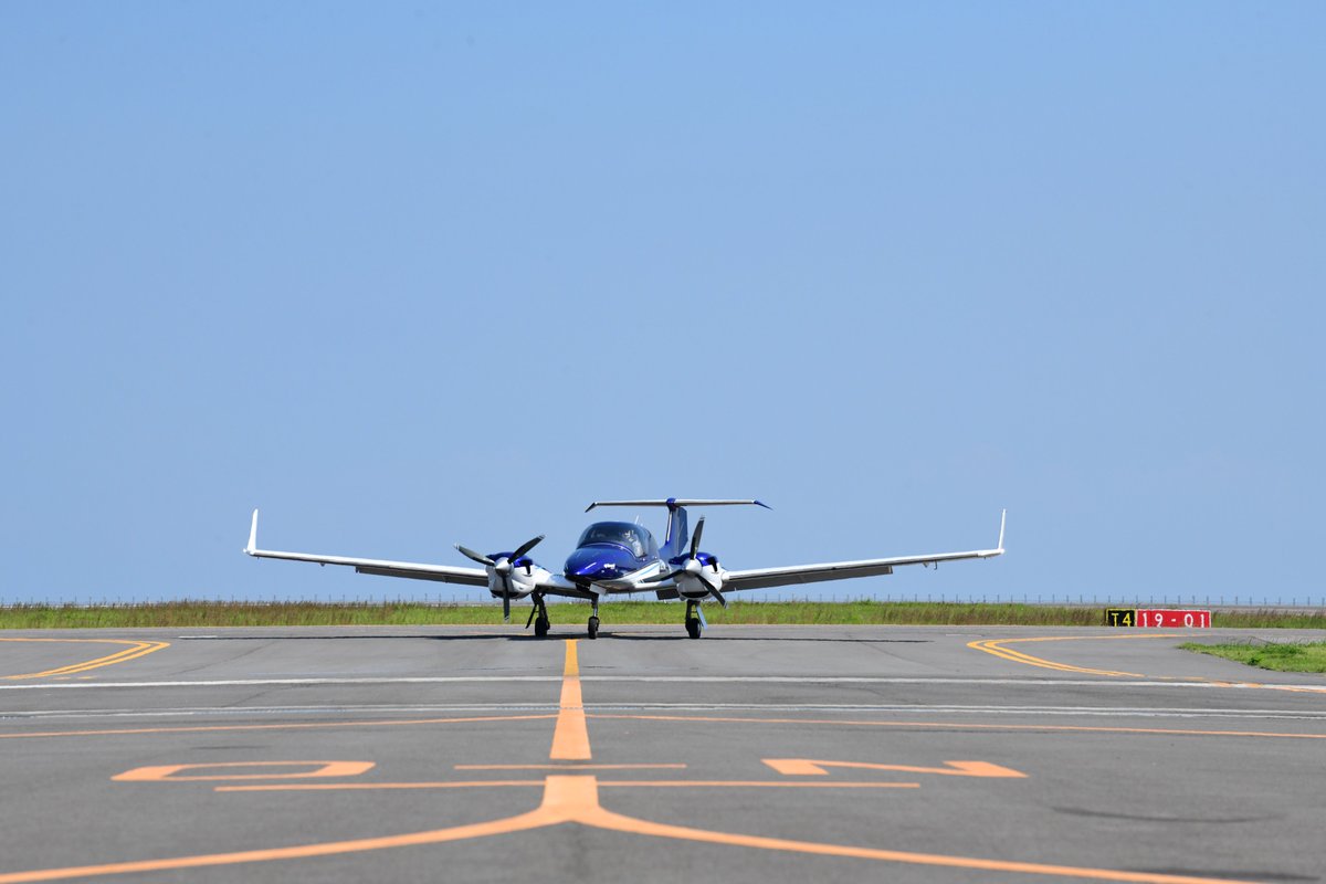 Honda_Airways's tweet photo. 本日は正面から見たDA42をご紹介!
滑走路の遠くから……だんだん……もっと近くに!📸
少しずつ近づいてくる機体の躍動感を感じていただければ嬉しいです✨
#空のHonda #本田航空 #飛行機好き #大分空港 #DA42 https://t.co/Ss5fVgGNQ9