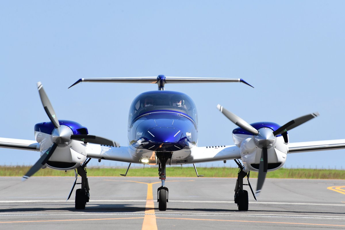 Honda_Airways's tweet photo. 本日は正面から見たDA42をご紹介!
滑走路の遠くから……だんだん……もっと近くに!📸
少しずつ近づいてくる機体の躍動感を感じていただければ嬉しいです✨
#空のHonda #本田航空 #飛行機好き #大分空港 #DA42 https://t.co/Ss5fVgGNQ9