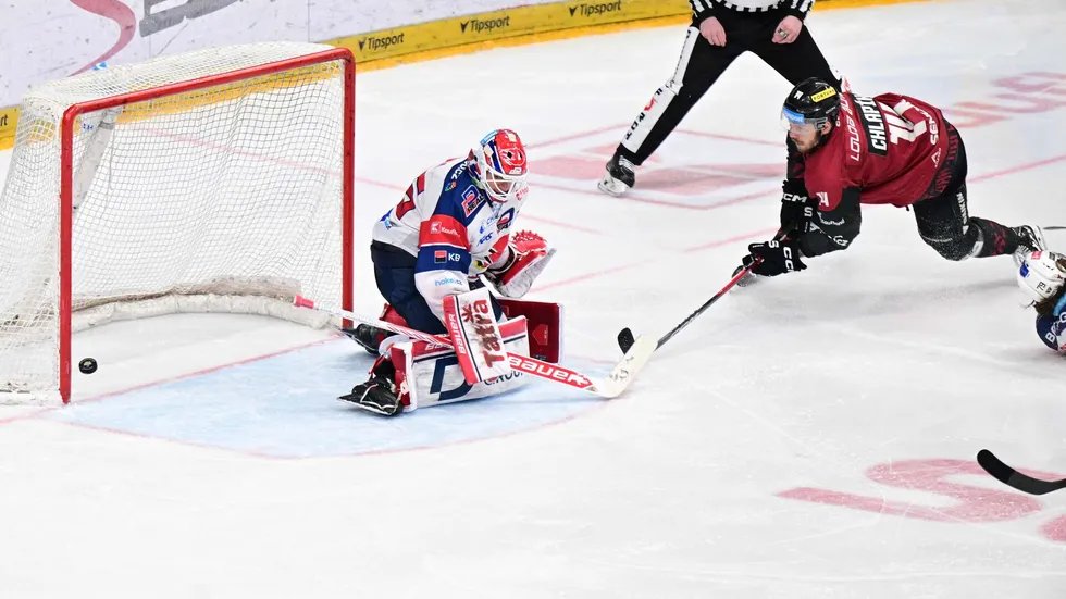 Sparta-Pardubice Game 6
- Last minute jsem se vzdal lístku a šel pomoci hanspaulkovému týmu spolu s <a href="/jsuchan7/">Jan Suchan</a> dostat klepec 3:12 :-D
- Chlapík je neskutečnej lídr!
- Barbra Streisand Effect pane Dědek!
- <a href="/34Cislo/">Číslo 34</a> úřadovalo dvěma fíky
- Na Spartě fanouškům nikdo neříká, co smějí