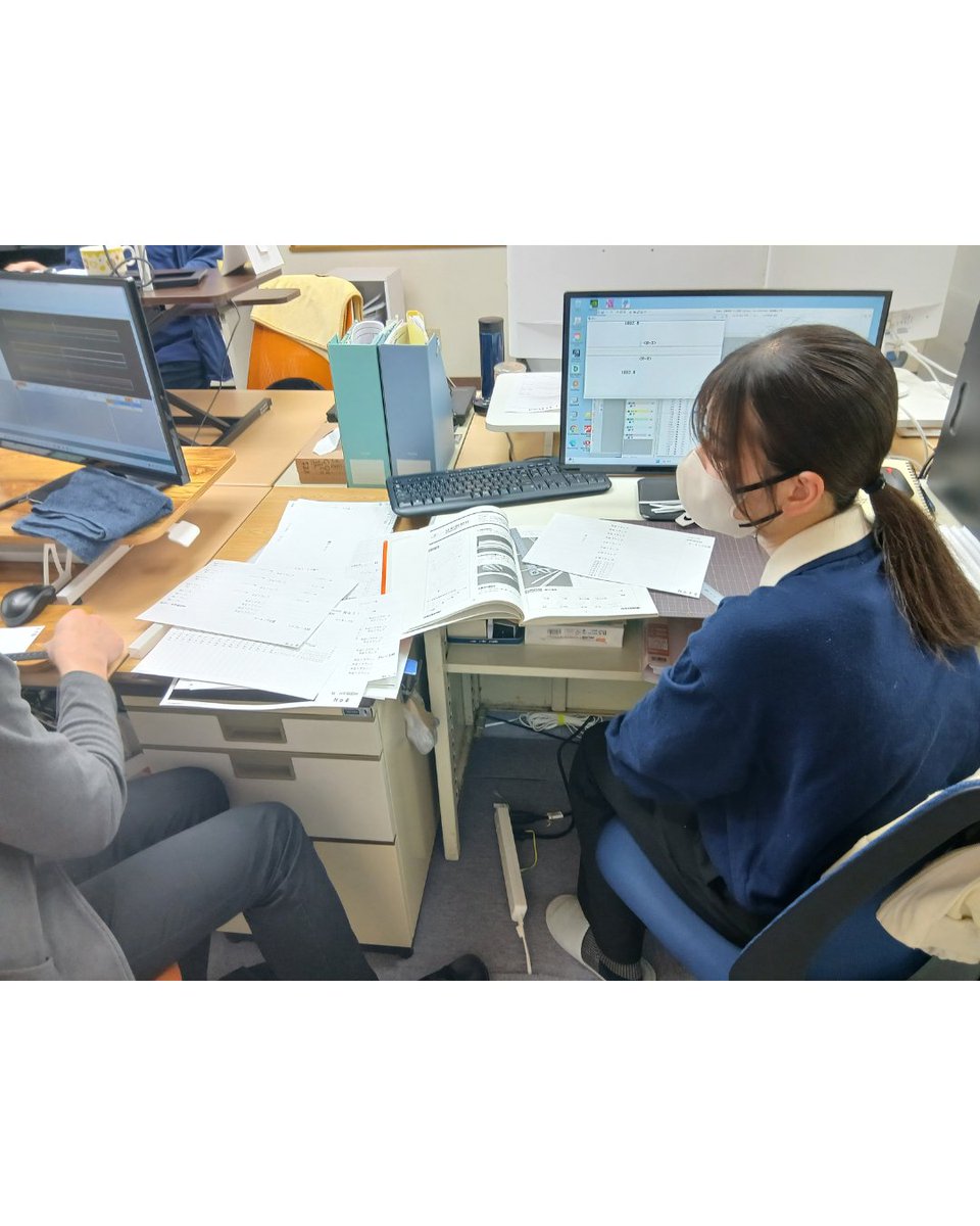 DATALOGIC_REAL4's tweet photo. 新人研修の模型作成一日目の様子です。
REAL4の図面から型紙の切り出しへ。
研修担当の先輩社員に分からないところを教わりながら、一つひとつ丁寧に作業していきました。 https://t.co/eAF6g5Urf4