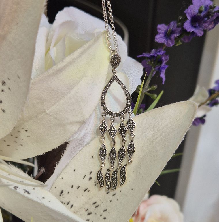 Nova_Silver's tweet image. Marcasite jewellery is made with small faceted pyrite stones creating its vintage aesthetic✨️ Shop our marcasite pendants today!

#jewellery #silver #silverjewellery #fashion #novasilver #necklace #pendant #sterlingsilver #handmadejewellery #marcasite #vintagevibes #sparkle