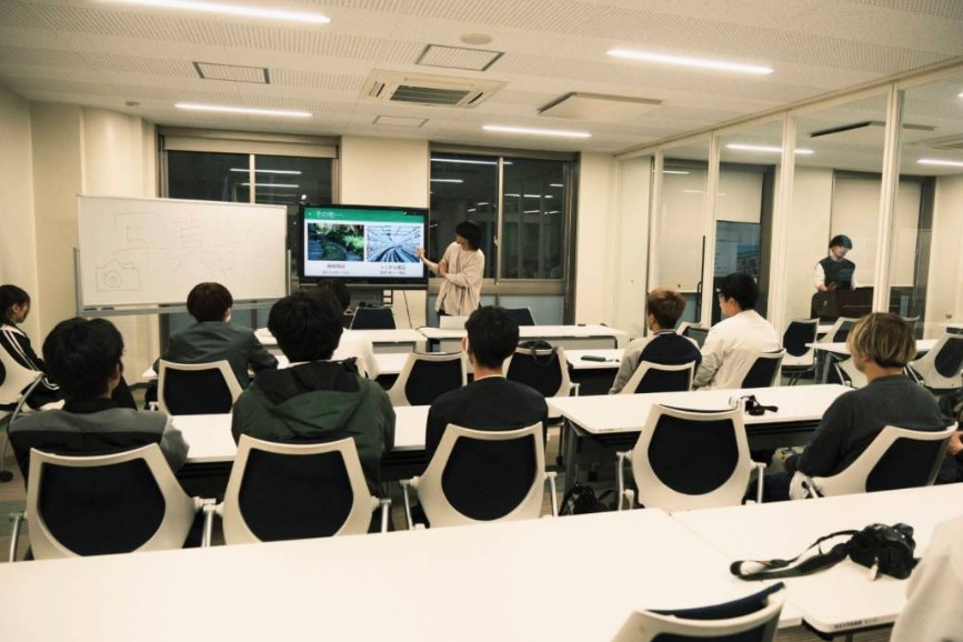SaidaiPhoto's tweet photo. 【新歓部会のお知らせ】
4/16(月) 18:15〜
図書館2階 セミナー室1 にて、新歓部会を行います。
今回のテーマは
「スマホとカメラ、何が違うの？②」です！

新歓オープンチャットで詳細を案内しているので、興味のある方はぜひご参加ください！

#春から埼大 
#春から埼玉大学 https://t.co/KcUmHuZPRG