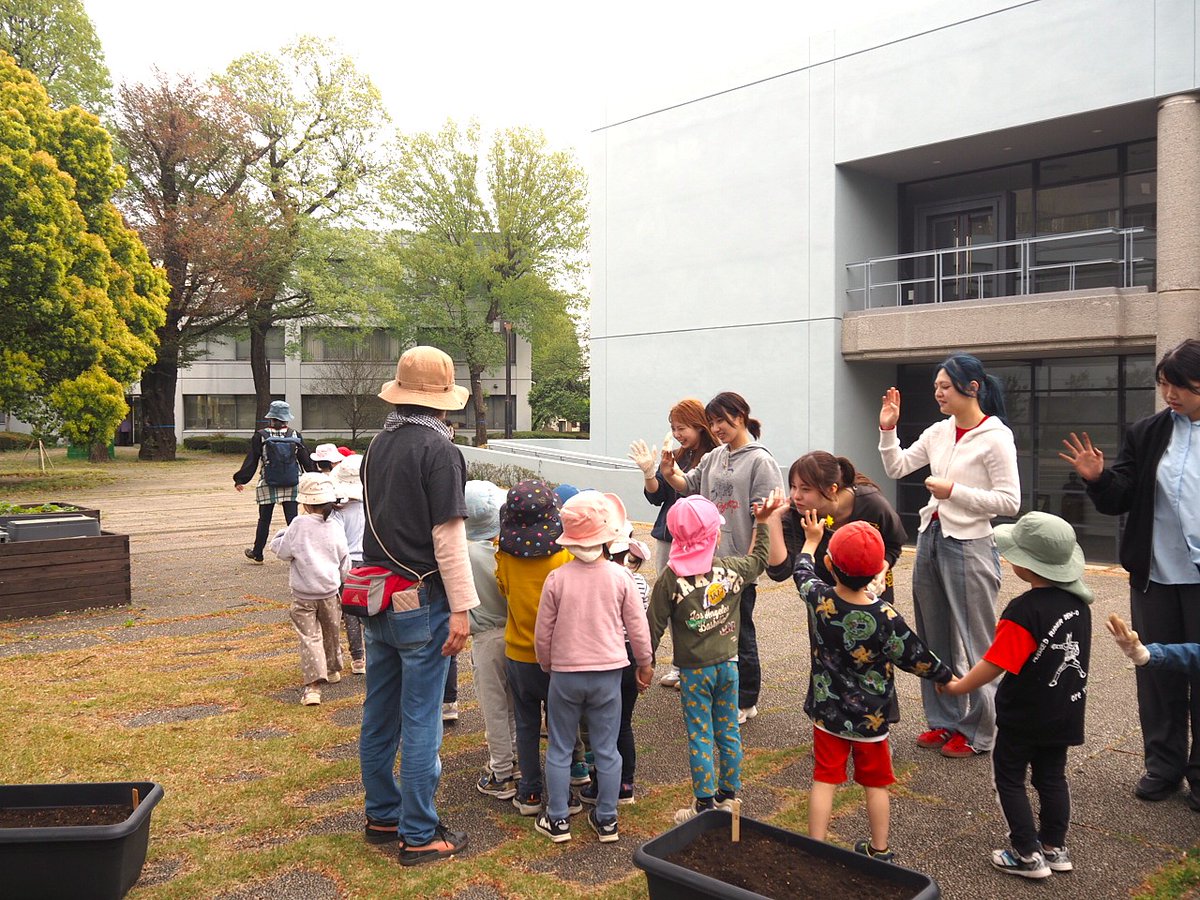 jcsw_pr's tweet photo. 【お知らせ】

2026年4月10日（金）本学中庭において第１保育園の園児の皆さんと本学学生で、じゃがいもの植え付けを行いました🥔

世代を超えた交流となるとともに、地域のつながりを改めて感じる貴重な時間となりました✨

▼詳しくはコチラ
https://t.co/N7tOmNhTOd

＃日本社会事業大学 ＃社会福祉 https://t.co/ilRizKBvnT