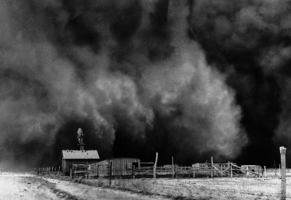LRonLacy's tweet image. #OTD in 1935
‘About to be engulfed in a gigantic dust cloud is a peaceful little ranch in Boise City, Oklahoma where the topsoil is being dried and blown away.’ April 15, 1935
#DustBowl #DustStorm #blackandwhitephotography #GreatDepression #BoiseCity #Oklahoma #GreatPlains