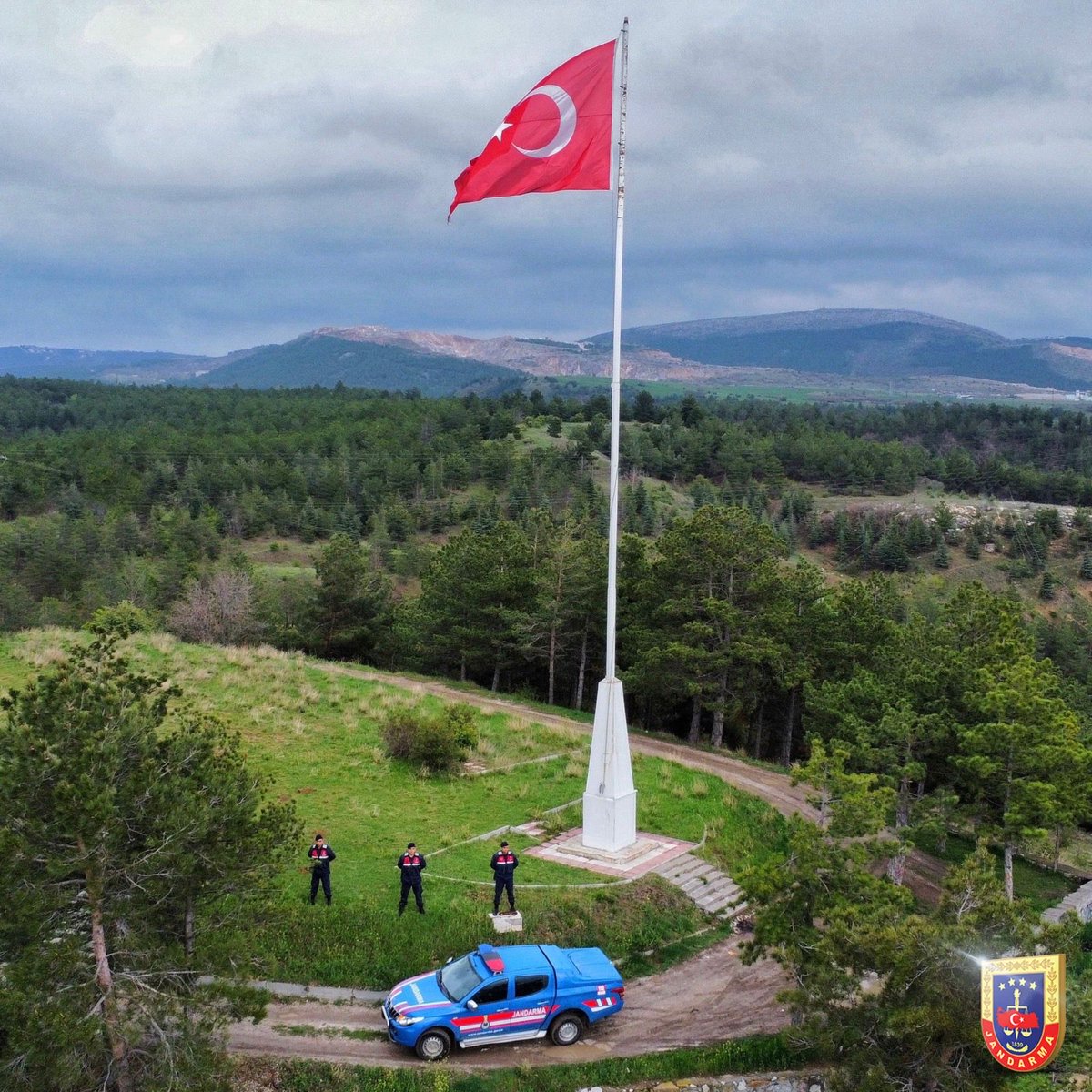 Duruşumuzda asalet,
Bakışlarımızda kararlılık,
Mazimizde şanlı bir tarih,
Üzerimizde ise her şeye bedel bir al bayrak var!🇹🇷

Bayrağın dalgalandığı her yerde biz varız...

📍Çorum

#Jandarma
#JandarmaAsayiş