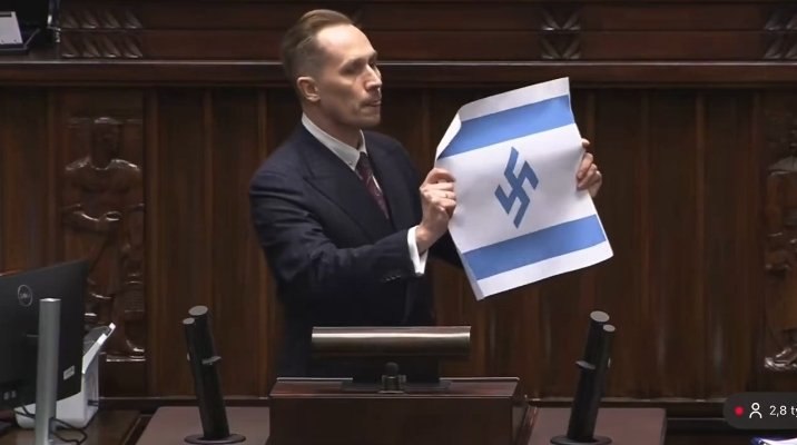 lastrega_73's tweet photo. Il deputato polacco Konrad Berkowicz ha usato un discorso parlamentare per puntare al genocidio israeliano a Gaza e alle guerre contro l'Iran, il Libano e lo Yemen, affermando che il regime israeliano è "il nuovo Terzo Reich e la sua bandiera dovrebbe essere questa! https://t.co/YHQSIe8pqJ