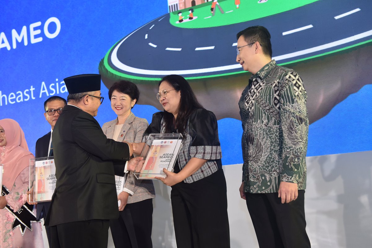 ARNECnet's tweet photo. ARNEC supports ASEAN-SEAMEO Roadmap for ECCE

ARNEC's Executive Director Evelyn Santiago travelled to Jakarta to attend the official launch of the Roadmap. ARNEC also received an official copy as a partner committed to supporting ECCE through the Roadmap. https://t.co/D8juVaY1gs https://t.co/JfBu8C9dCV