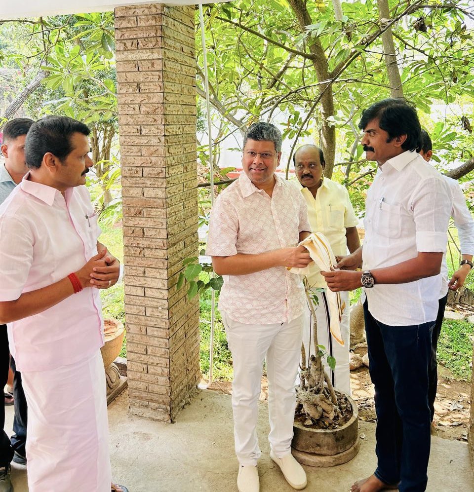 பண்பாளர், மரியாதைக்குரிய #மாப்பிள்ளை அவர்களை, கோவை தெற்கின் நாயகன் அண்ணன் <a href="/V_Senthilbalaji/">V.Senthilbalaji - தமிழ்நாட்டை தலைகுனிய விடமாட்டேன்</a> அவர்களுடன் சந்தித்த மகிழ்வான பொழுது 
#கோவை_தெற்கு 
#VoteForDMK