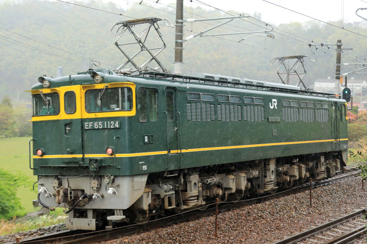 taka10d's tweet photo. 雨のなかEF65-1133号機が下り、EF65-1124号機が上りました。
すれ違い（並び）撮影は今日も失敗しました(^^;) https://t.co/xvIiMHEo5f