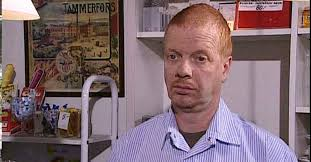 OzmaFIN's tweet photo. @joeybtoonz In Finland there's a comedy series "Kummeli" ( https://t.co/uswVvEZN6X ). It had this stare in the "Tonnin seteli" ( https://t.co/gGD2i6Q4bP ) part. https://t.co/D4pJuttf9a