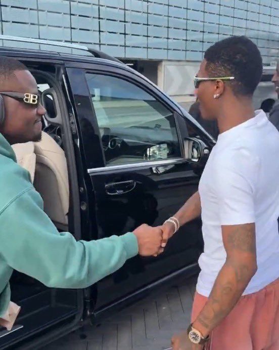 update hub tweet media