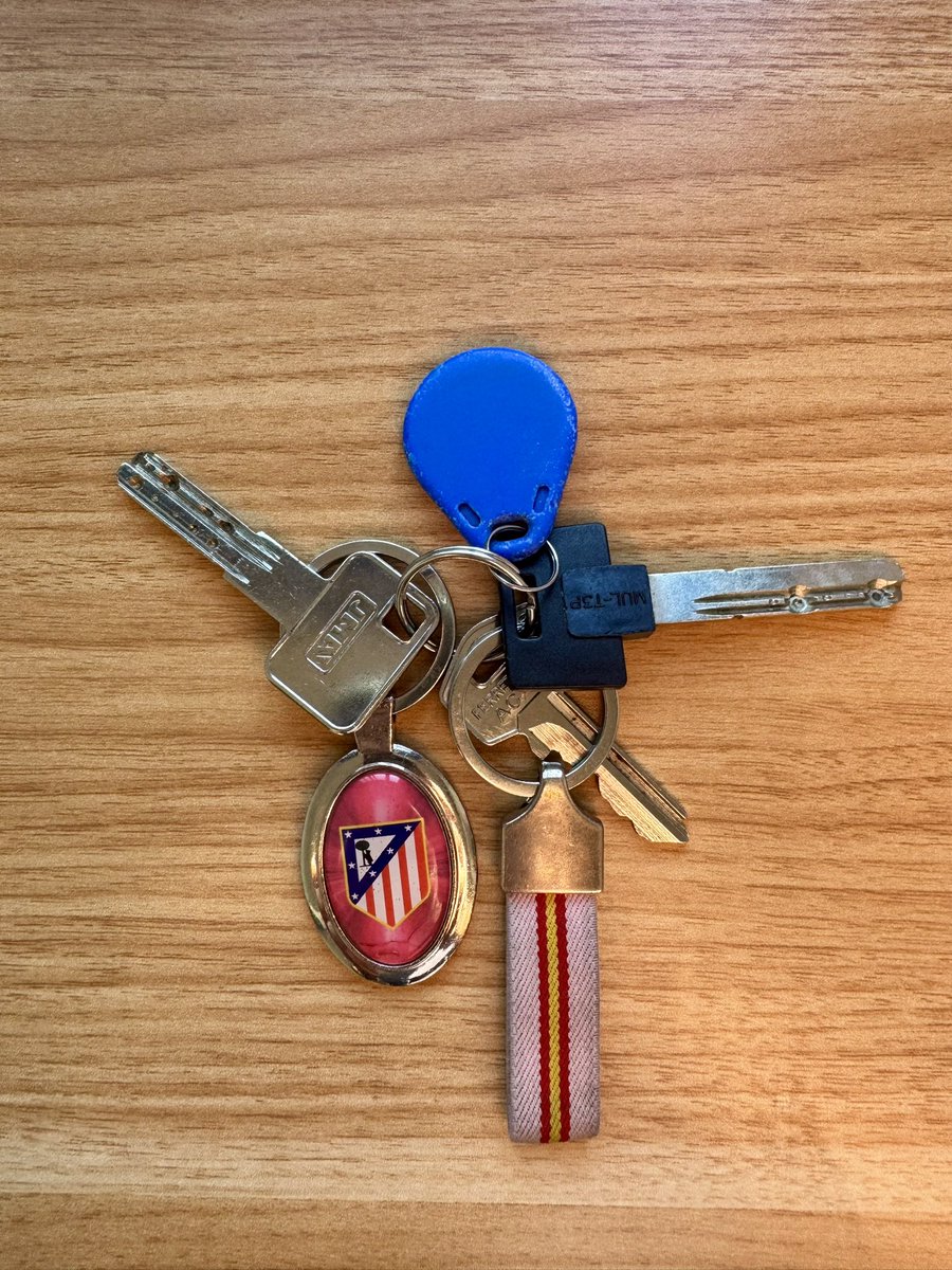 Hemos encontrado estas llaves en las inmediaciones del Metropolitano. 

A ver si localizamos al dueño y le damos otra alegría.

TwitterAtleti, haz tu magia.