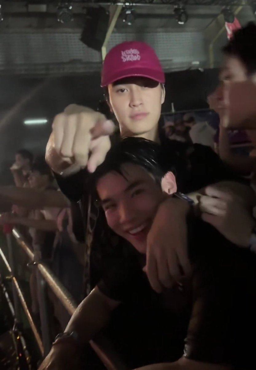 ไม่เห็นคาดหวัง ว่าจะได้เห็นสิ่งนี้เลย ในวันที่คู่ชิปชั้นชอบบ้วนมมมาต่าง ๆ นานา เเต่วันนี้ฮีเสิร์ฟ ฮีประทานเเล้ว ด้วยความธรรมชาติขนาดนี้ นี่หรอ การเรียกให้โฟ้ดมองกล้องโดยเจมีไนน์ เป็นแบบนี้ เรียกกุว่าลิงได้เลย ยีหัวเลยก๋า ㅠㅠㅠㅠㅠㅠㅠㅠㅠㅜㅠㅠㅠㅠㅠㅠㅠㅠㅠㅠㅠ