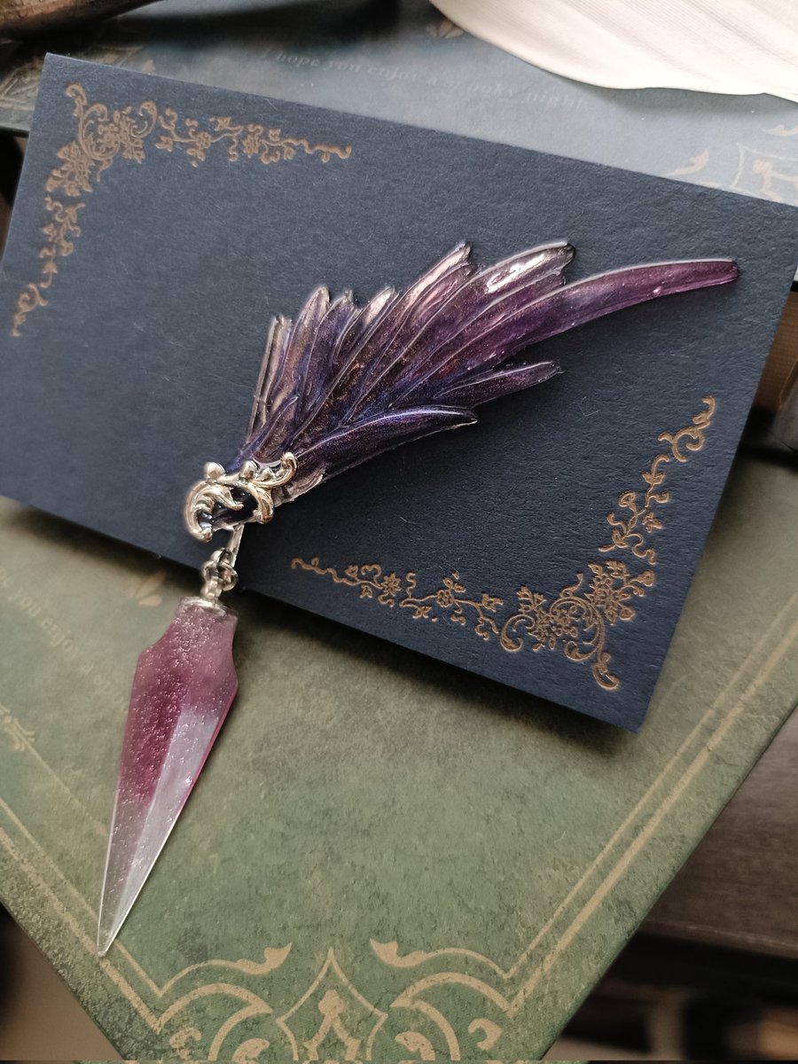 #今日のキラキラ魔法アイテム
羽根竜の耳飾り
片耳の耳飾りです✨️✨️