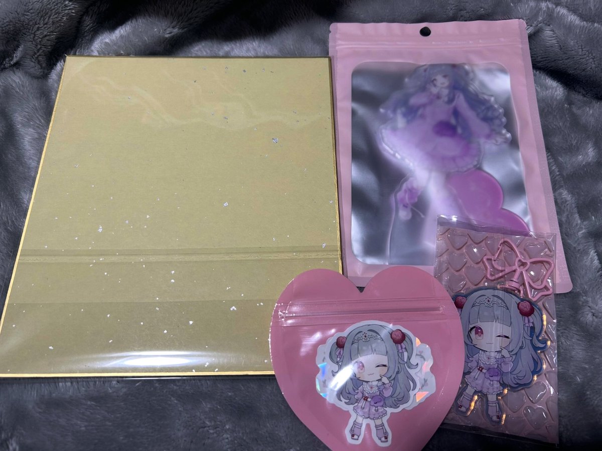 すずページ☺︎︎♡⃜ 届いたぞ〜‼️ アクスタが思ったよりでかくてびっくりしたw グッズ全部
