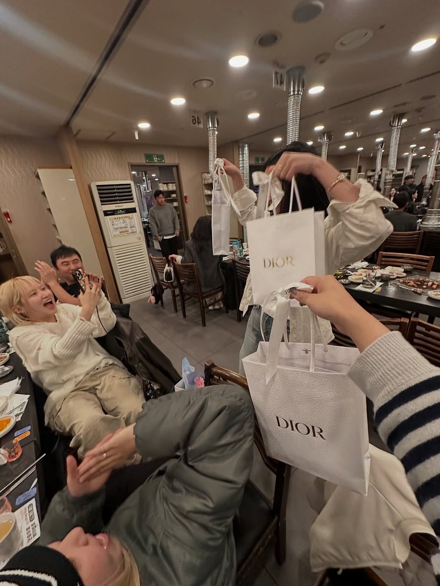 1l1vay's tweet photo. 또... 퀸지수 도대��� 얼마나 쏘시는거지 ㅁㅊ https://t.co/8kSddPE5Vr