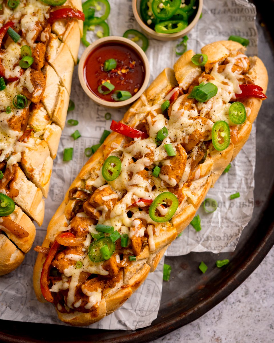 KitchenSanc2ary's tweet image. This buffalo chicken stuffed garlic bread is the ultimate gourmet sandwich. Creamy, spicy buffalo chicken with peppers and onion, stuffed into a buttery garlic baguette.
kitchensanctuary.com/buffalo-chicke…
#sandwich #FoodieVibes #recipe
