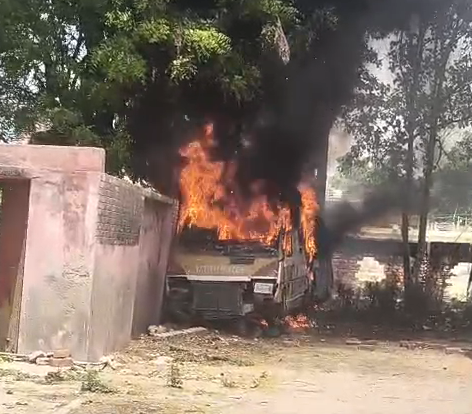 bstvlive's tweet image. रायबरेली : अज्ञात कारणों से एंबुलेंस में लगी आग

➡मौके पर मौजूद लोगों में मचा हड़कंप
➡कर्मचारियों ने फायर ब्रिगेड को दी सूचना
➡एंबुलेंस की आग पर पाया गया काबू
➡लालगंज सामुदायिक स्वास्थ्य केंद्र का मामला

#Raebareli #Fire #UttarPradesh @raebarelipolice