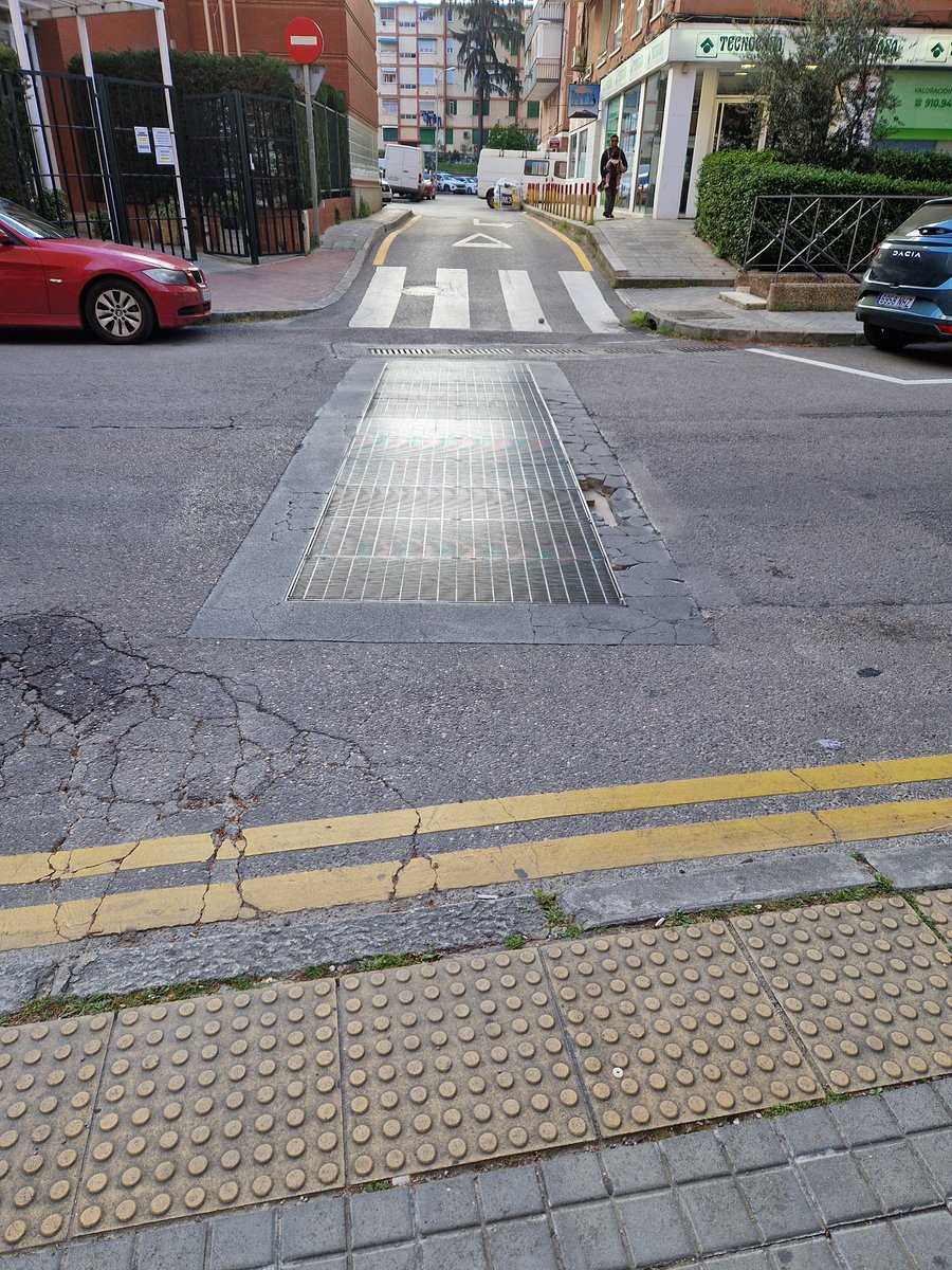 etsi_w's tweet photo. @MADRID por favor, intenten arreglar el hoy que hay a la altura de C/Virgen de Begoña 28 porque dificulta la circulación y los coches hacen mucho ruido al pasar encima https://t.co/wihM5pCWUt