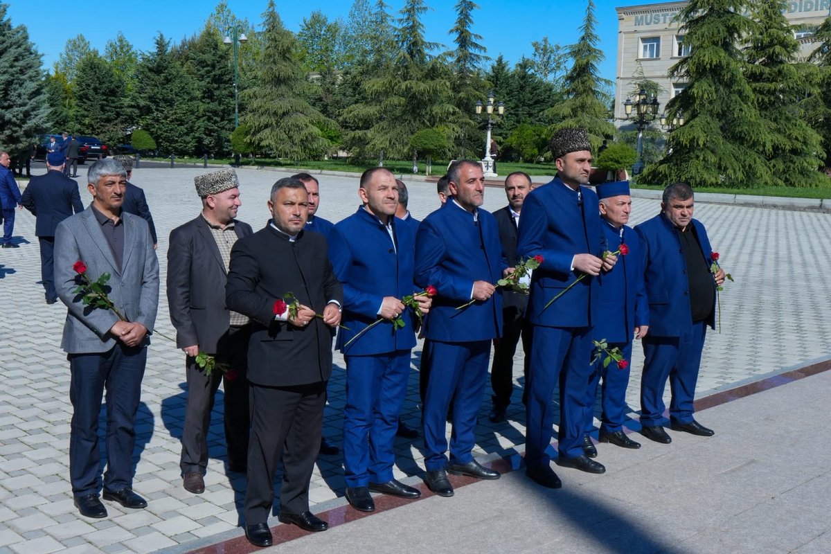 scaragovaz's tweet photo. Ağdamda “Dövlət-din münasibətlərində hüquqi və institusional mexanizmlər” mövzusunda regional konfrans keçirilir. 
Konfrans iştirakçıları Ulu Öndər Heydər Əliyevin Quzanlı qəsəbəsinin mərkəzində ucaldılan abidəsini ziyarət ediblər.
#diniqurumlarlaişüzrədövlətkomitəsi #dövlətvədin https://t.co/WqxxU3m72g
