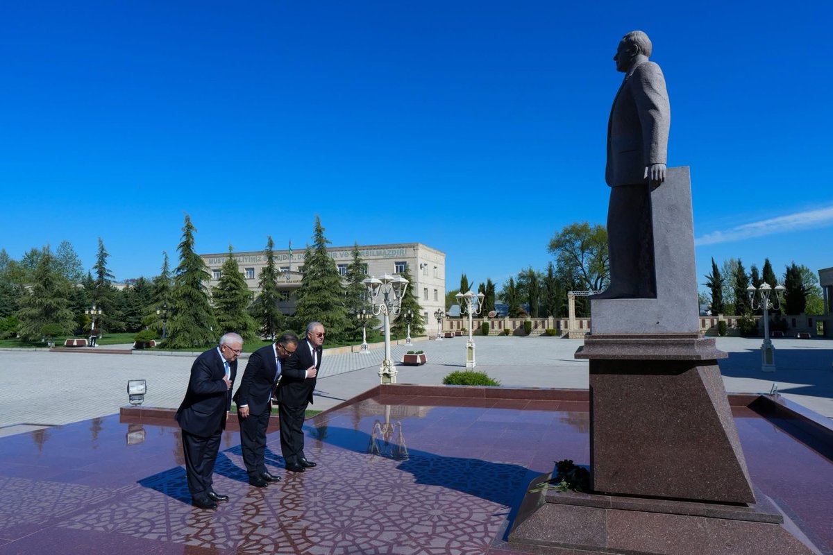 scaragovaz's tweet photo. Ağdamda “Dövlət-din münasibətlərində hüquqi və institusional mexanizmlər” mövzusunda regional konfrans keçirilir. 
Konfrans iştirakçıları Ulu Öndər Heydər Əliyevin Quzanlı qəsəbəsinin mərkəzində ucaldılan abidəsini ziyarət ediblər.
#diniqurumlarlaişüzrədövlətkomitəsi #dövlətvədin https://t.co/WqxxU3m72g