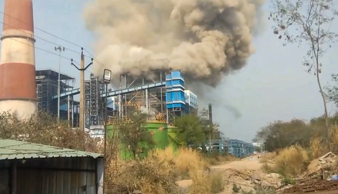 airnews_abad's tweet image. 💠છત્તીસગઢના સિંઘંતેરાઈમાં બોઈલર વિસ્ફોટમાં મૃત્યુઆંક વધીને 14 થયો

💠ગઇકાલે વેદાંત લિમિટેડના પાવર પ્લાન્ટમાં બોઈલર ટ્યુબ ફાટવાથી થયો હતો વિસ્ફોટ 

#Chhattisgarh #BoilerExplosion #VedantaLimited
#IndustrialAccident