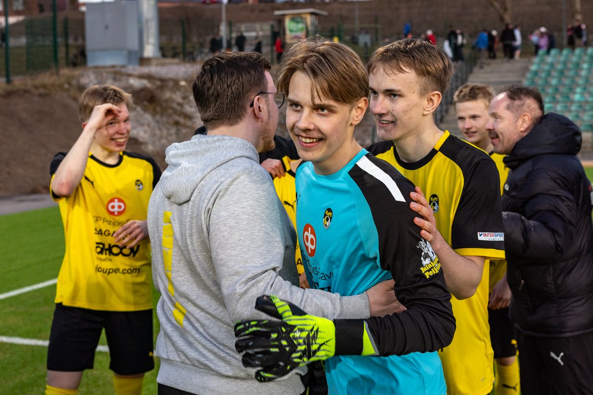 SuomenCup's tweet photo. Onkohan nuorella Konsta Kauppisella maalivahtiesikuva Kuopion suunnilla? 🟡⚫️

#SuomenCup #KuPS https://t.co/fXBQpJ51o8