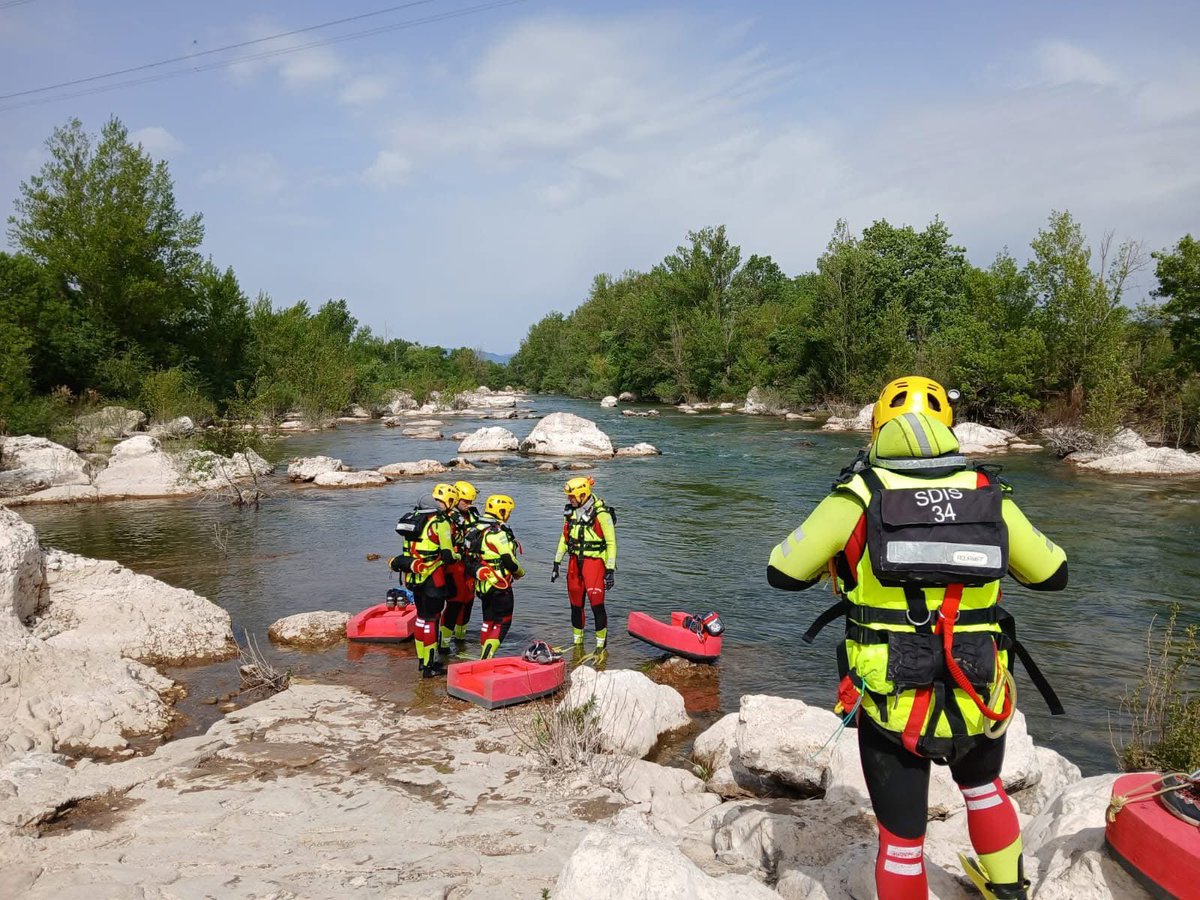 PompiersHerault's tweet photo. #Echanges|| Manœuvre annuelle avec la @FF_CanoeKayac Une journée d'échanges sur le thème de la #sécurité &amp; des bonnes pratiques sur la base de  Reals à Cessenon #Dragon34 🚁 &amp; la sous-direction santé du #SDIS de l'#Hérault étaient associés au service nautique pour cet événement https://t.co/CuWVJjUhv5