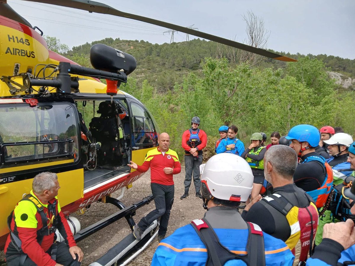 PompiersHerault's tweet photo. #Echanges|| Manœuvre annuelle avec la @FF_CanoeKayac Une journée d'échanges sur le thème de la #sécurité &amp; des bonnes pratiques sur la base de  Reals à Cessenon #Dragon34 🚁 &amp; la sous-direction santé du #SDIS de l'#Hérault étaient associés au service nautique pour cet événement https://t.co/CuWVJjUhv5