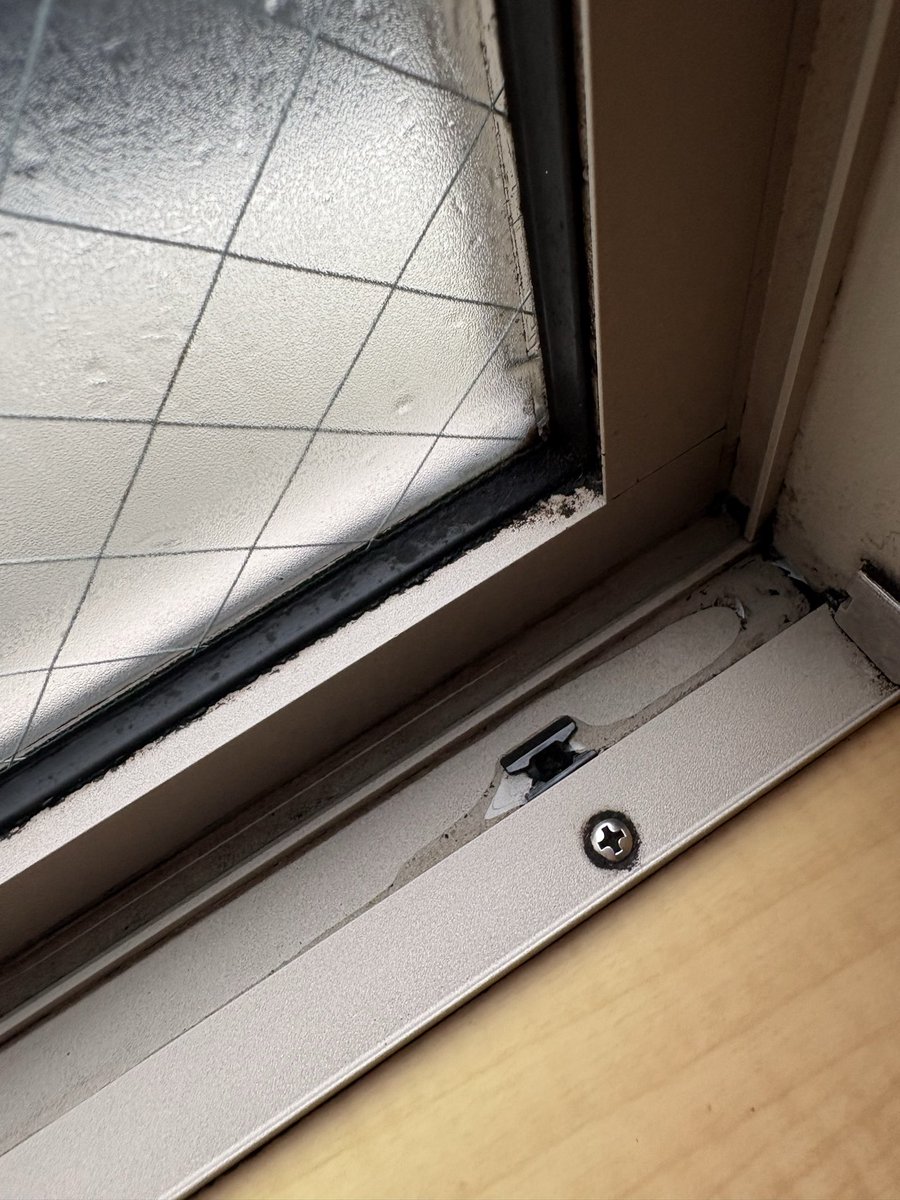 BFaNe1VcCyRLMf6's tweet photo. このタイプのはめ込み窓、開かない窓。
隙間から雨漏りしてるんやけど？
これ、やばいやつ？
誰か助けてー😭
キッチンペーパーで乾くまで拭き取って、30分でご覧の通り。水浸し。 https://t.co/Kagsipo4BS