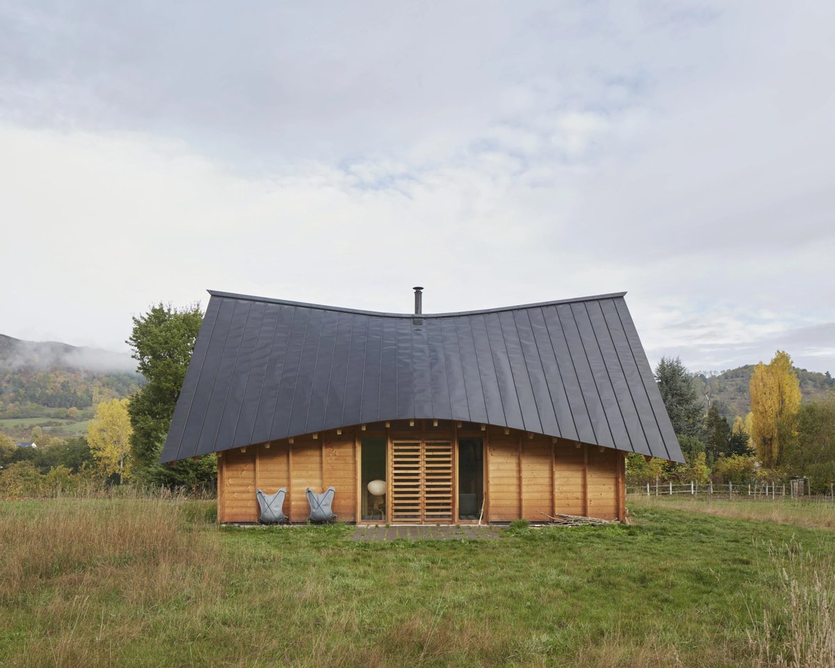 journaldesign's tweet image. L’Onde, adorable petite maison dans le Cantal par arba
Infos &amp;amp; images dans l'article 👉 urlr.me/kF57Xd

#architecture #maison #modern #house #mélèze #zinc #Cantal #France
