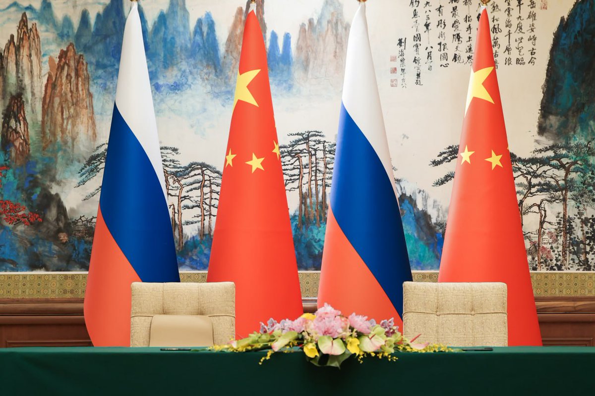 MID_RF's tweet image. 🇷🇺🇨🇳 14-15 апреля состоялся официальный визит в Китай С.В.Лаврова, в ходе которого Министр был принят Председателем КНР Си Цзиньпином и провёл обстоятельные переговоры с Министром иностранных дел КНР Ван И.

Подробнее: t.me/MID_Russia/777…

#РоссияКитай