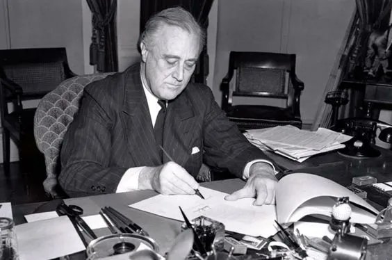 mariobianchi18's tweet image. Il #15aprile 1939 il presidente Usa #FranklinDelanoRoosevelt invia un messaggio a #Mussolini e a #Hitler per invitarli a porre fine alle aggressioni, "almeno per 10 anni", contro una lista di 31 Paesi. I 2 dittatori non rispondono. Il 1 settembre i nazisti invaderanno la Polonia.