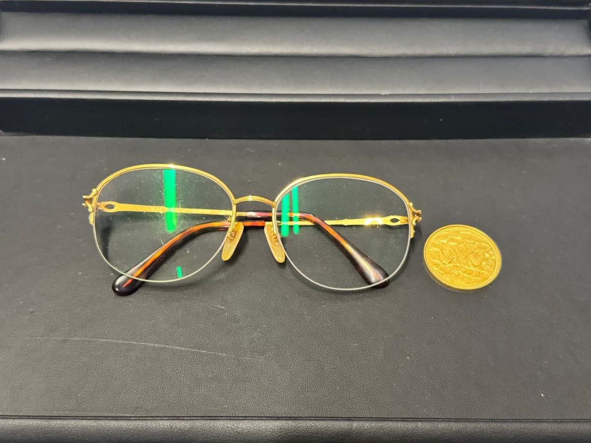 金製メガネフレームと金貨をお買取りしました！
金製メガネフレームは、フレーム自体に金が使用されている場合、その素材価値からしっかりと査定させていただきます。一見するとただのメガネに見えても、刻印や素材によっては予想以上の査定額になることも多くございます。
