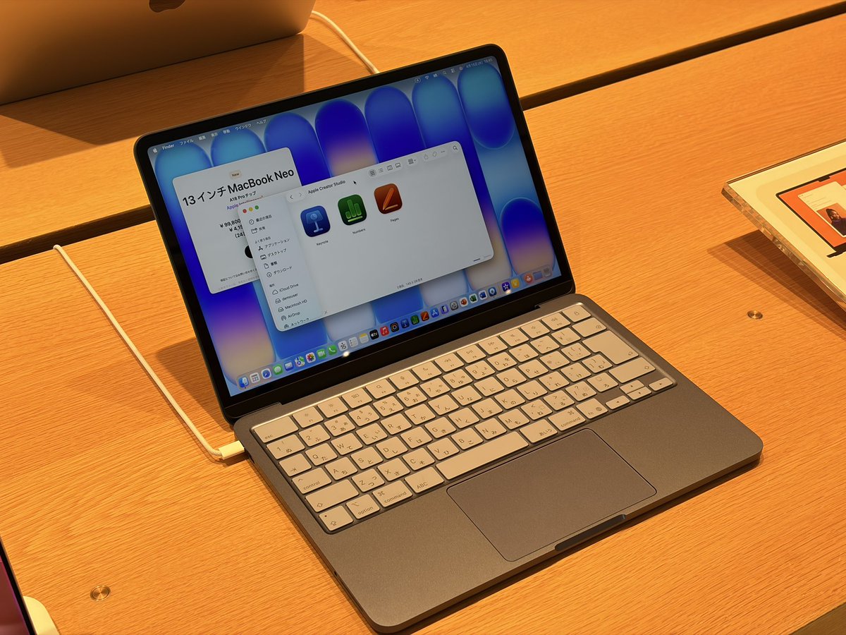 Nao_9615's tweet photo. Apple Store店頭のMacBookデモ機、Apple Creator StudioアプリのうちNeoにはiWork系しか入っていないのはそういうメッセージ https://t.co/cHGRk3955X