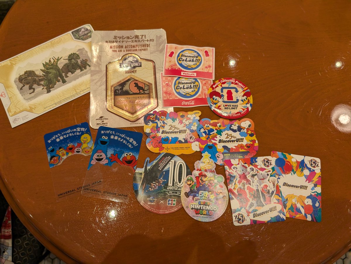 MmHitoha's tweet photo. 今日は雨ユニバだったけど、ステッカー集めとケーキ食べながらゆっくりしたユニバを満喫出来たヾ(*´ω`*)ﾉ

ちょっと寒かったけどまぁ、良しとしましょう笑

 #USJファン https://t.co/zIhXlc8ksg