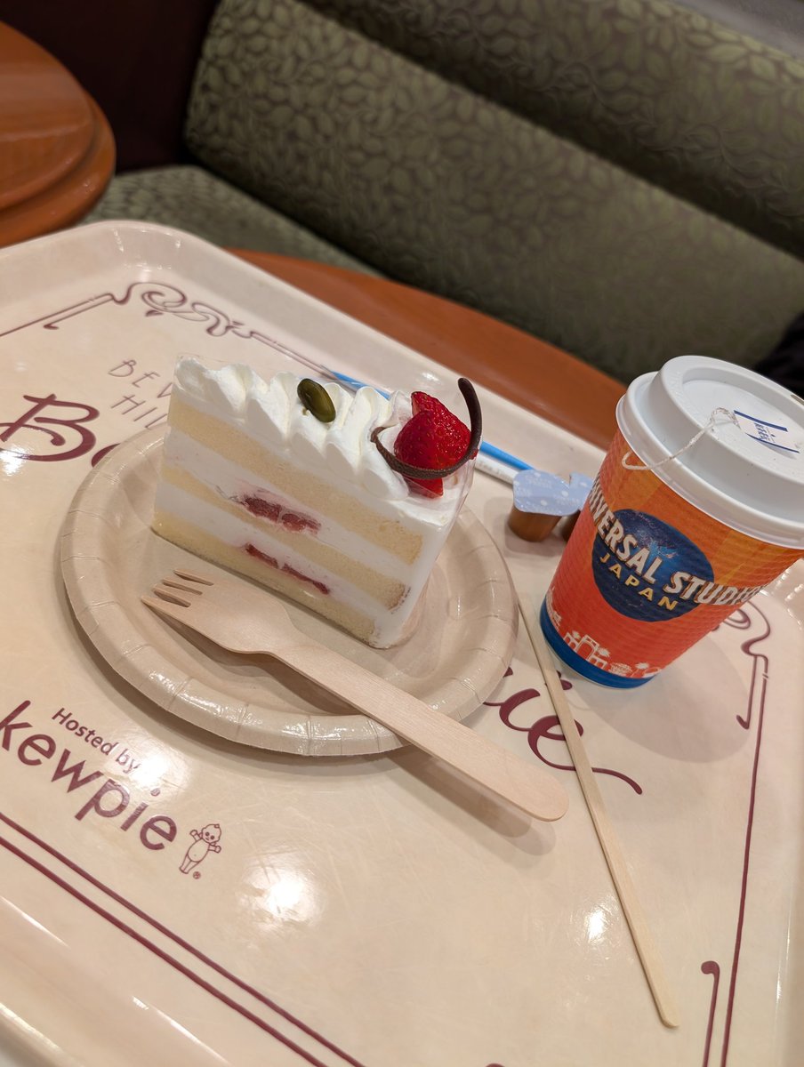 MmHitoha's tweet photo. 今日は雨ユニバだったけど、ステッカー集めとケーキ食べながらゆっくりしたユニバを満喫出来たヾ(*´ω`*)ﾉ

ちょっと寒かったけどまぁ、良しとしましょう笑

 #USJファン https://t.co/zIhXlc8ksg