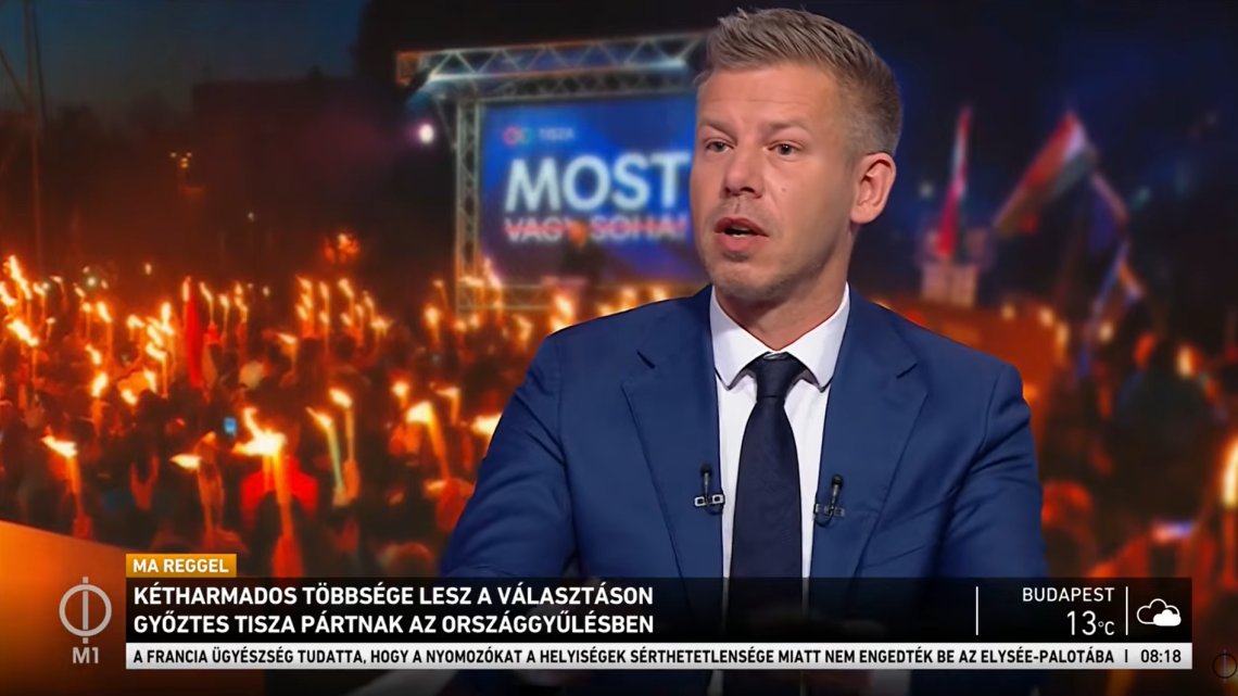 oliver_adamek's tweet photo. Magyar ve veřejnoprávních médiích: Lhali jste o mých dětech. Zpravodajství zastavíme krátce po nástupu vlády.   

Péter Magyar se poprvé po roce a půl objevil ve veřejnoprávních médiích. Krátce po sobě vystoupil v rádiu Kossuth rádió i zpravodajské televizi M1. Na obou kanálech avizoval, že po nástupu své vlády jejich zpravodajství pozastaví a že to bude mezi prvními kroky kabinetu.

"Není to o mně, nechci se mstít, je to o tom, že každý si zaslouží veřejnoprávní média, která ukazují realitu." Po začátku rozhovoru v rádiu také řekl: "Proběhla revoluce, takže teď už lžete úplně zbytečně." Rovněž dodal, že po obnově veřejnoprávních médií nechce do jejich fungování nijak zasahovat.

Dále zopakoval, že plánuje vyvlastnit majetky, které Orbánova vláda převedla na politické neziskovky nebo velké byznysmeny. Konkrétně zmínil Matthias Corvinus Collegium, organizaci, která dostala od státu 10 % akcií firem MOL a Gedeon Richter v hodnotě 18 miliard korun. Magyar avizoval, že tyto akcie a další majetek vyvlastní. Tohle vnímám jako jeden z právně nejvíc problematických slibů - musel by vyvlastnit majetek, který převedla předchozí vláda legálně. Je to na hraně zpochybnění legitimity předchozího parlamentu.

Na dotazy ohledně prezidenta Sulyoka a jednání s ním o předání moci řekl: "V mých očích, a v očích mnoha Maďarů, to není hlava státu." Na dotaz, zda mluvil se Zelenským, odpověděl: "Pane moderátore, chápu tenhle vtip, vlastně se mi i líbí. Ale teď už nemá smysl se takhle ptát."

Začátek rozhovoru v televizi byl osobní. Magyar řekl: "Neberu od vás osobně to, že jste mě tu zostuzovali, že jste řekli, že se mnou nemluví mé malé děti, přitom ony se mnou bydlí." Moderátorka na začátku oponovala, že televize lidi z Tiszy během roku a půl vícekrát pozvala, Magyar to popíral. Následně připomínal, že televize prohrála i několik soudů.

Když ho moderátorka přerušila, říkal: "Neslyšel jsem, že byste někdy vy, nebo kdokoli v tomto studiu, měl odvahu vstoupit do řeči při jakémkoli výroku nejzkorumpovanějšího a nejlhavějšího premiéra, jaký tu kdy byl." Často neodpovídal na otázky, někdy je ani nenechal zaznít. Jednou třeba otázku přerušil slovy: "Vy už jste vysílali, že v Německu není internet, že tam lidé nemají sex. Lidi se vaší propagandě smáli."  

Dostal také dotaz na plány zrušit zpravodajství veřejnoprávních médií. Moderátorka se ptala, jestli kvůli tomu nebude muset změnit mediální zákon, protože jinak by to bylo nezákonné. "Nemusíte nás obviňovat z porušování zákona. Pokud tady někdo obviňuje z porušování zákona mě, je to, jako kdyby zloděj v obchodě začal křičet na policistu," reagoval Magyar.  I v závěru rozhovoru moderátorka tvrdila, že lidi z Tiszy dostávali pozvání. Magyar reagoval jen slovy: "Není to pravda."

Dle reakcí na sociálních sítích jsou Magyarovi voliči dosud nadšení z jeho přístupu k veřejnoprávním médiím. Určitě je na místě ostražitost, aby se z nich nestala jen hlásná trouba další vlády. Osobně si ale neumím představit jiný postup, než úplně novou legislativu a postavení těch médií odznova.