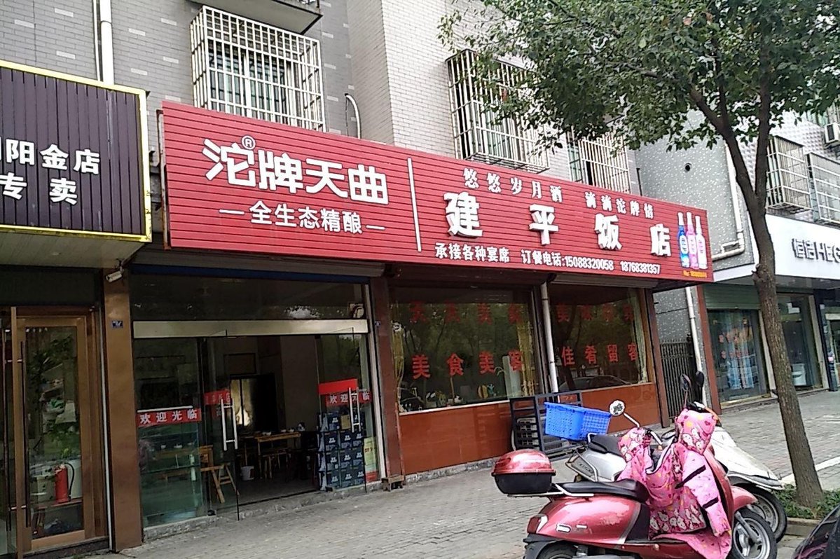 DhyanHasyim's tweet image. "Satisfy your street food craving! Crispy fried spring rolls stuffed with veggies, dipped in tangy sweet chili sauce—grab one (or three) now!  #StreetFoodJoy #TastyBites"