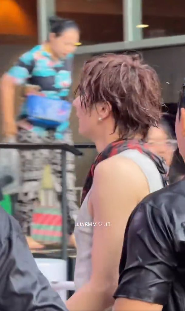 BitterHazel tweet media