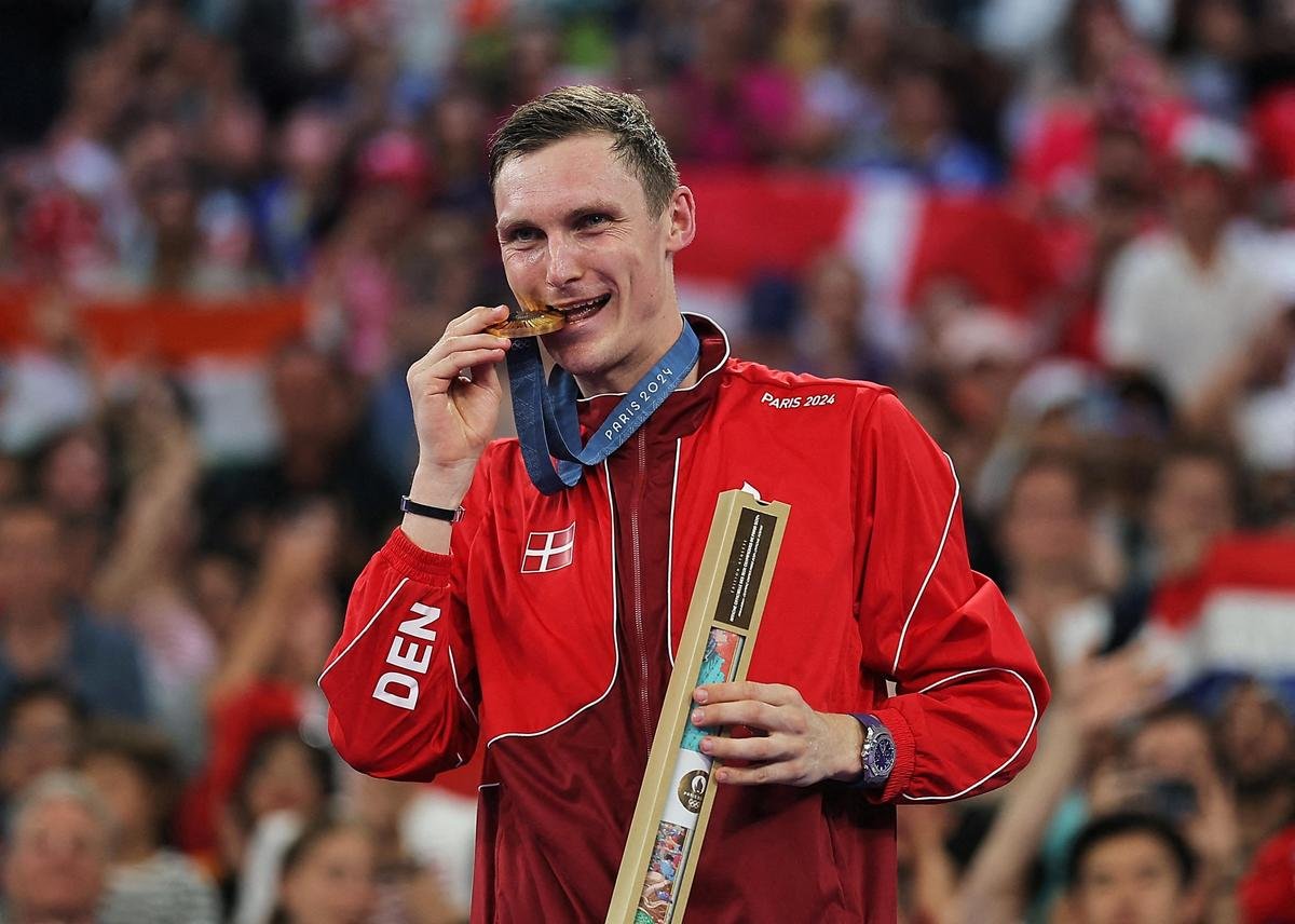 SwejPriya's tweet photo. Your name will be written in golden words in the world of Badminton Dear Viktor Axelsen🏸💕 and yeah Legends never Retire!!

https://t.co/FmElr4wENg

#viktoraxelsen #badminton #trendingnews https://t.co/l5GWK4cXHL