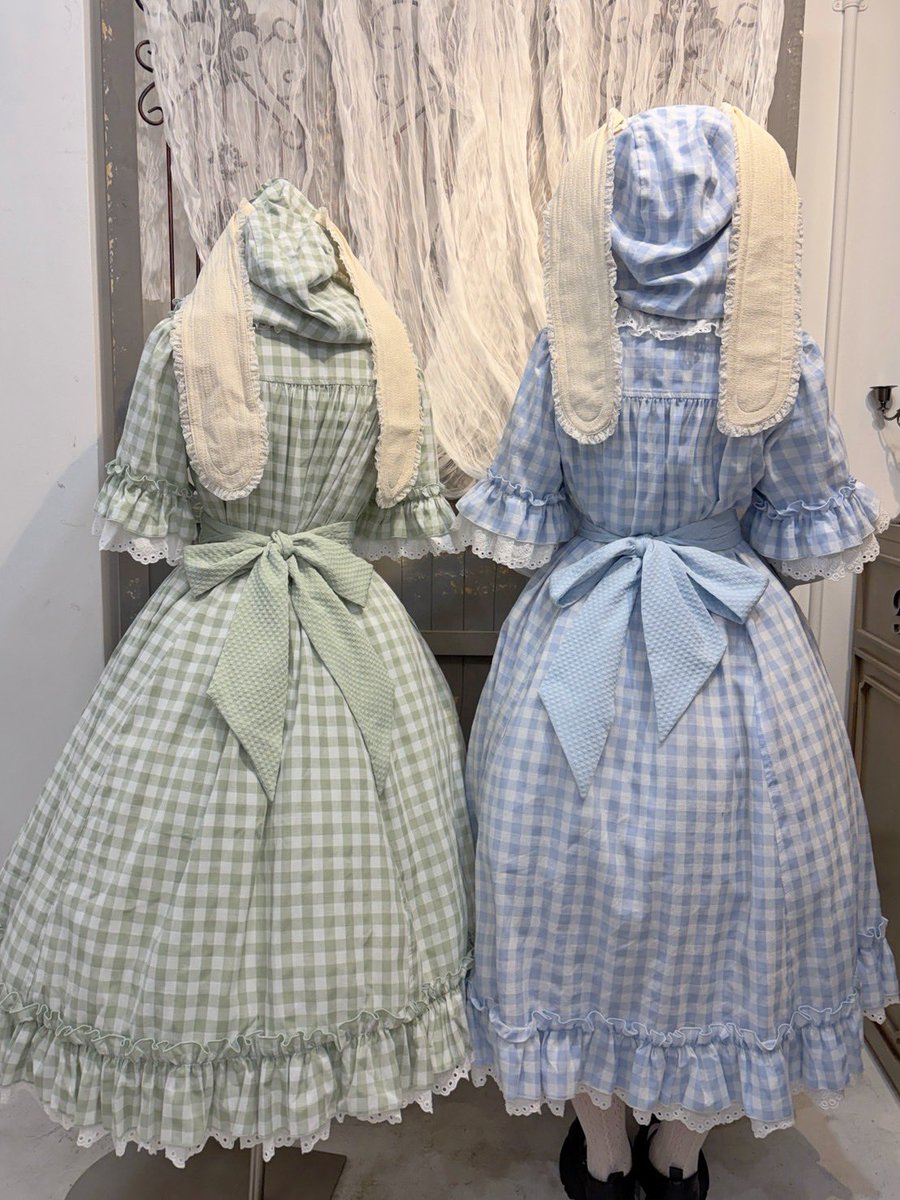 こんばんは、#星箱原宿店 です♪ 

₊˚⊹🐰𓊆チェルシーガール𓊇🐰⊹˚₊

マカロンカラーのギンガムチェックに
大きなうさみみが可愛らしいワンピース🎀

フード付きでカジュアルなコーディネートにおすすめ♡˚⑅︎

ぜひ店頭にてご覧くださいませ🕊