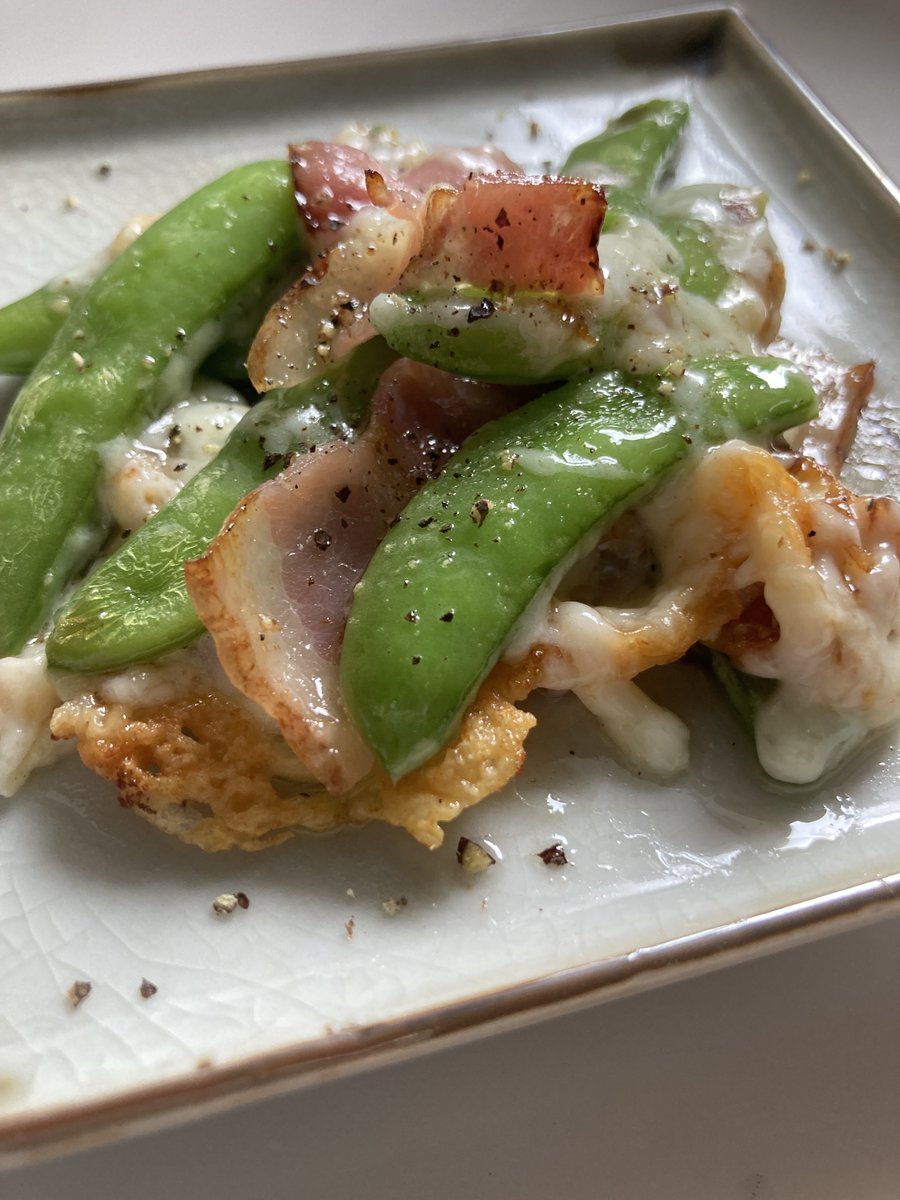 nnI9m9lZWO92038's tweet image. 畑のめぐみご飯🍚
エンドウのチーズ焼き

実は一本だけ収穫できたアスパラも混じってます
 
えんどうのやさしい甘みと
アスパラの香りが鼻に抜けます

今日も一日、お疲れ様でした🌿