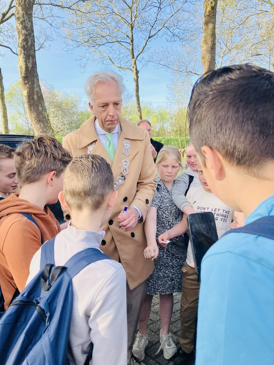 SjorsFrohlich's tweet photo. Op deze zonnige woensdag was het weer tijd voor de Waterloop. 

Zo’n 300 leerlingen van 6 scholen lopen 6 kilometer met 6 liter water. Daarmee halen ze geld op voor waterfilters in Ethiopië. Een geweldig initiatief van de Rotaryclub Leerdam. 

Er werd maar liefst ruim 16.000 euro bij elkaar gelopen! Daarmee kunnen heel wat mensen in Ethiopië van schoon drinkwater worden voorzien.
