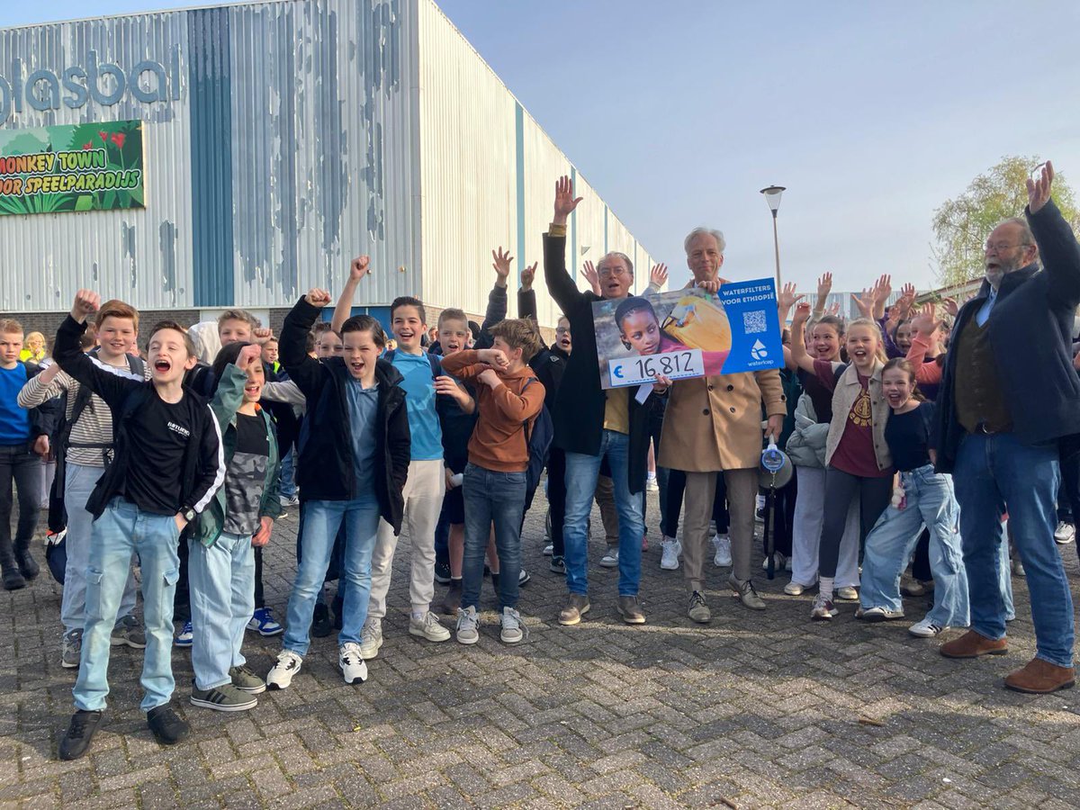 SjorsFrohlich's tweet photo. Op deze zonnige woensdag was het weer tijd voor de Waterloop. 

Zo’n 300 leerlingen van 6 scholen lopen 6 kilometer met 6 liter water. Daarmee halen ze geld op voor waterfilters in Ethiopië. Een geweldig initiatief van de Rotaryclub Leerdam. 

Er werd maar liefst ruim 16.000 euro bij elkaar gelopen! Daarmee kunnen heel wat mensen in Ethiopië van schoon drinkwater worden voorzien.